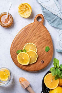 Planche à découper rectangulaire en bois rustique, finition naturelle, antidérapante, plateau de service pour fromage, planche à découper pour la cuisine - Product Image 6