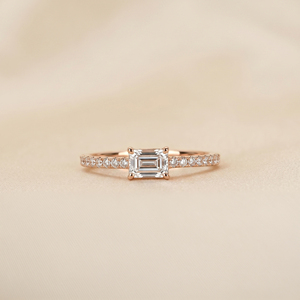 Bague en or 10 carats avec diamant de laboratoire taille émeraude East West |   Bijoux fins de luxe pour femmes |   Clarté VVS-VS pour les fiançailles et les mariages - Product Image 3