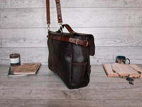 Tas Kulit Vintage Profesional dengan Rantai dan Kancing, Ringan, Mewah, Tahan Lama, untuk Laptop, Cocok untuk Eksekutif Bisnis