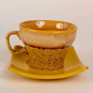 Juego de Té de Cerámica Amarillo Rústico con Tetera, Azucarera, Jarra para Crema y Dos Tazas con Platos en Acabado Esmaltado Moteado - Product Image 4