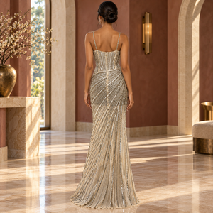 Vestido de noche con lentejuelas plateadas champán, cuello en V profundo e inserciones de malla |   Vestido formal ajustado hasta el suelo con pedrería radiante - Product Image 4