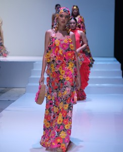 ชุดเดรสยาว Juliette สีนู้ด ลายดอกเดซี่ ดีไซน์หรูหรา โรแมนติกเหนือกาลเวลา ประดับด้วยลูกไม้ปักมืออย่างประณีต - Product Image 1