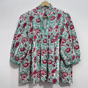 เดรสสั้นคอวี แขนสามส่วน ผ้าฝ้ายพิมพ์ลายดอกไม้แบบแฮนด์บล็อก เป็นมิตรต่อสิ่งแวดล้อม แต่งระบายลูกไม้ทำมือ ซักได้ สไตล์ไคร่า - Product Image 1