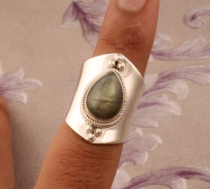 Anillo de Plata de Ley 925 Vintage con Labradorita Natural de Corte Pera, Elegante Anillo con Destello Azul en Forma de Pera, de Alta Calidad - Product Image 4