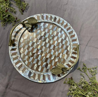 Plateaux décoratifs ronds de haute qualité, fortement recommandés, avec incrustations florales en nacre et poignées en laiton, pour Diwali, design contemporain