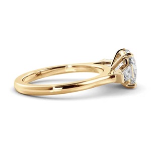 Élégante bague de fiançailles à trois pierres en or blanc 14 carats avec émeraude et diamant de laboratoire en forme de poire 2,40 CT - Product Image 5