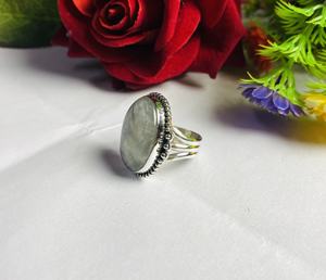 แหวนเงินแท้ 925 สำหรับทุกเพศ ประดับพลอยมูนสโตนสีน้ำเงินธรรมชาติ ทรงรี ตัวเรือนแบบฝังขอบ ดีไซน์คลาสสิก เหมาะสำหรับงานแต่งงาน งานครบรอบ และงานปาร์ตี้ - Product Image 2