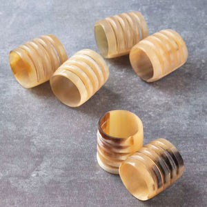 Lot de 6 ronds de serviette rayés en résine Décoration de table contemporaine Ronds de serviette uniques pour repas et mariages - Product Image 1