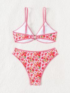 Bikinis florales rosas listos para exportar con ribetes de guinga blanca. Suministro de pedidos al por mayor personalizados y con MOQs bajos para minoristas globales. - Product Image 1