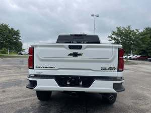 Camioneta <span class=keywords><strong>Chevrolet</strong></span> <span class=keywords><strong>Silverado</strong></span> 2500HD High Country blanca, impecable, de servicio pesado, con motor Turbo Diésel V8. Mejor <span class=keywords><strong>precio</strong></span>. - Product Image 3