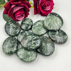 Pierre de palmier ovale en séraphinite verte naturelle faite à la main, marque Chakralume, pour la guérison, le Reiki, la méditation, la thématique de l'amour et la décoration énergétique - Product Image 3