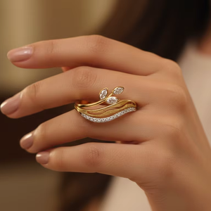 แหวนดีไซน์ใหม่ลายใบไม้สีทองประดับเพชร CZ ระยิบระยับ เหมาะสำหรับงานปาร์ตี้และงานแต่งงาน - Product Image 1