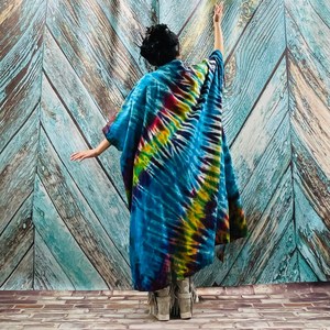 Kimono long en tissu rayonne tie-dye, style bohème, pour femme, idéal pour la plage, les vacances d'été, comme cache-maillot ou tenue de resort sexy, disponible en grandes tailles - Product Image 3