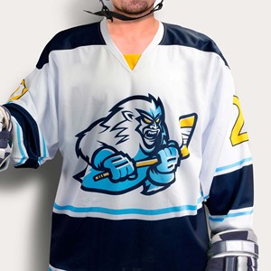 Camiseta de Hockey sobre Hielo Personalizada para Hombre, Blanca y Azul, con Logotipo de Dibujos Animados, Impresión Sublimada, Cuello en V, Manga Larga, Ecológica, Transpirable y Absorbente de Humedad - Product Image 4