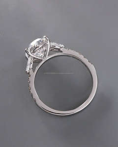 Anillo de Diamantes Ovalado de Lujo con Diamantes Laterales y Piedras Laterales en Oro Blanco, Anillo de Compromiso y Boda para Mujer - Product Image 3