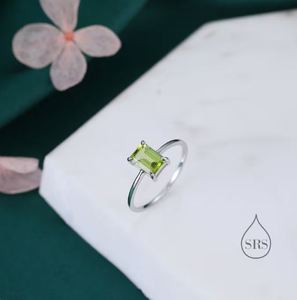 Anillo de Peridoto con Corte Esmeralda Auténtico en Plata de Ley, Anillo de Peridoto Natural, Anillos Apilables - Product Image 3