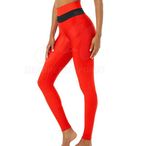 Ensemble de yoga pour femmes, directement de l'usine, conçu avec des matériaux flexibles, sensation légère et vêtements performants et modernes. - Product Image 3
