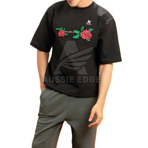 เสื้อยืดคอกลมแขนสั้นสีดำสำหรับผู้ชาย ลายปักดอกไม้ ทรงปกติ ผ้าฝ้ายถัก สวมใส่สบาย - Product Image 4