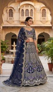 LAHENGA CHOLI DUPATTA de seda mono satinada pesada con bordado de lentejuelas y trabajo de corte, estilo vintage para fiesta - Product Image 2