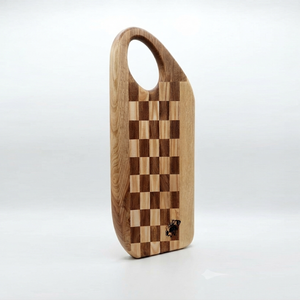 Planche à découper unique en bois de noyer avec poignée supérieure incurvée dynamique, motif quadrillé bicolore audacieux, style boucher artisanal - Product Image 3