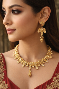 Parure Collier Ras-du-Cou Tendance en Laiton Plaqué Or Finition Florale Antique et Boucles d'Oreilles Assorties pour Femme, Cadeau Indien pour Fiançailles et Anniversaire - Product Image 2