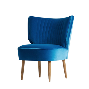 Fauteuil d'appoint avec revêtement en velours bleu vif et dossier élégant avec des accents de surpiqûres verticales texturées. - Product Image 1
