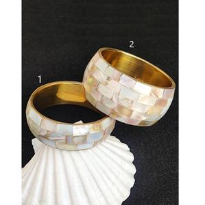 Bracelet élégant incrusté de coquillages, manchette en nacre à motif damier - Product Image 1