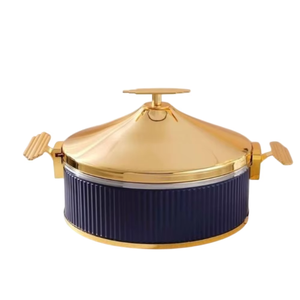 Casserole moderne en métal et céramique avec couvercle et poignées dorés, revêtement émaillé noir, compatible four et cuisinières à gaz et à induction - Product Image 4