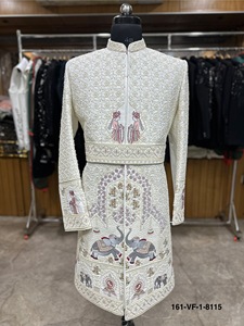 Traje de novio con cinturón Kamarpatti, estilo Sherwani de seda Vergo color marfil, con guirnalda Varmala para el ritual de narración de historias. - Product Image 2