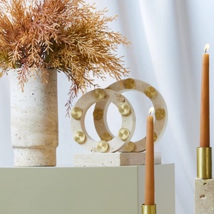 Sculpture d'anneau en pierre de travertin élégante avec des accents dorés offrant un charme artistique moderne parfait pour la décoration de maison de luxe - Product Image 2