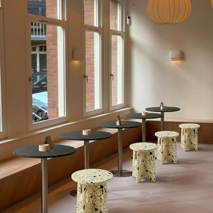 Table à manger en plastique recyclé, design moderne, imperméable, durable, écologique, empilable, structure métallique, montage facile, pour l'extérieur - Product Image 6