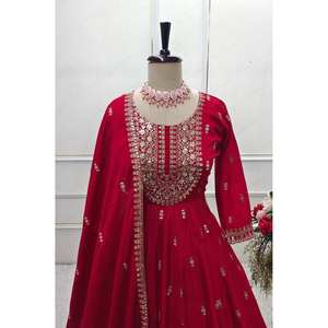 Vestido de Diseñador Indio y Pakistaní con Bordado, Pantalón y Dupatta con Trabajo de Lentejuelas - Product Image 5