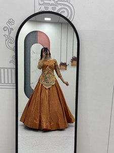 Ensemble Lehenga en Soie Satinée de Luxe avec Choli Brodé et Jupe Évasée de 3,5 Mètres – Tenue Ethnique Haut de Gamme - Product Image 5