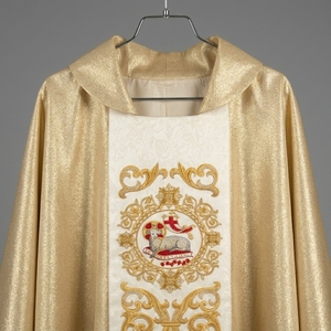 Chasuble Premium en Lurex Doré Brodé à la Main Motif Vignes de Blé, Vêtement Liturgique - Product Image 3