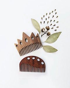 Mini peigne à cheveux en bois, artisanat naturel fait à la main, peigne en bambou de poche - Product Image 1