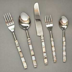 Ensembles de couverts décoratifs réutilisables de qualité alimentaire avec poignées en nacre – Vaisselle de table en métal à prix abordable - Product Image 4