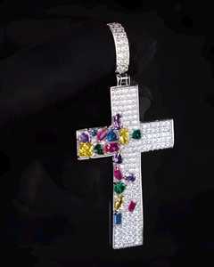 Colgante de cruz con incrustaciones de moissanita de color en plata 925, piedras multicolor, estilo hip hop, joyería personalizada a bajo precio. - Product Image 2