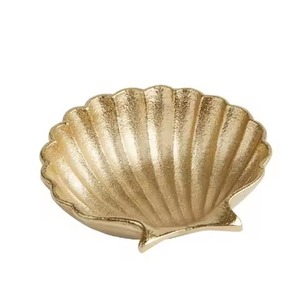 Bol en aluminium coulé doré en forme de coquille, poli, fait main, décoratif, style glamour, idéal pour offrir - Product Image 1