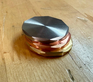 Disco Metálico Hexagonal de Latón y Cobre para Grabado Láser, Estampado de Logotipo Personalizado, Fabricación de Monedas Personalizadas - Product Image 1