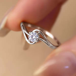 แหวนหมั้นดีไซน์เกลียวประดับเพชรซิคอนทรงบริลเลียนต์ 0.50 กะรัต ดีไซน์ทันสมัย เหมาะสำหรับงานฉลองครบรอบ ทำจากเงินแท้ 925 - Product Image 1