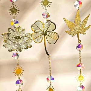 Elegante Adorno Colgante de Metal Dorado y Cristal para Ventana de Dormitorio y Decoración de Sala de Estar - Product Image 6