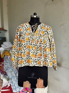 Chemisier bohème en coton respirant à motif floral, avec imprimé artisanal, haut peplum à nouer sur le devant, ourlet évasé, design ethnique - Product Image 2