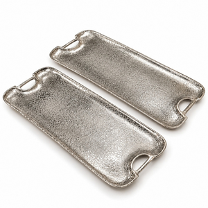 Plateau de présentation artisanal en aluminium argenté, profil rectangulaire martelé avec poignées intégrées |   Vaisselle raffinée pour servir avec élégance - Product Image 1