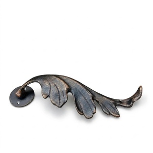 Decoración de pared de hierro forjado resistente al óxido y fácil de montar – diseño clásico de hojas con acabado pintado. - Product Image 1