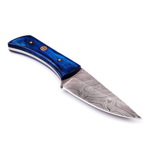 Cuchillo de caza hecho a mano de acero de Damasco con mango azul, hoja de punta caída, borde serrado, grosor de 0.6 mm. - Product Image 4