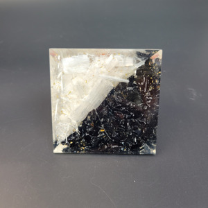 Nueva Pirámide de Orgonita de Turmalina Negra y Selenita con División Vertical, Piedras Preciosas Curativas de Cristal, Venta al por Mayor, Pirámide de Reiki - Product Image 2