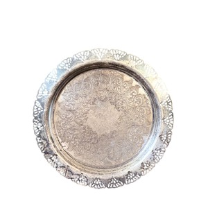 Plato de acero inoxidable redondo de alta calidad, plateado, con borde festoneado, para decoración de mesas en eventos. - Product Image 5