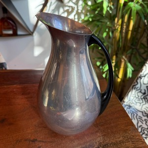 Jarra de plata atemporal con acabado elegante, ideal para el uso diario en el hogar, para servir agua, jugo y otros líquidos, procedente de la India. - Product Image 2