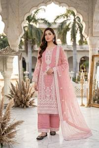 Ensemble prêt-à-porter en faux georgette avec broderie de créateur, travail de sequins et bordure en dentelle, comprenant un haut, un pantalon palazzo et un dupatta. - Product Image 4