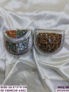 Sac à main en métal avec pierres précieuses traditionnelles indiennes fait à la main, doublure en velours |   Tenue de soirée ethnique ornée, multifonctionnelle pour mariage - Product Image 4